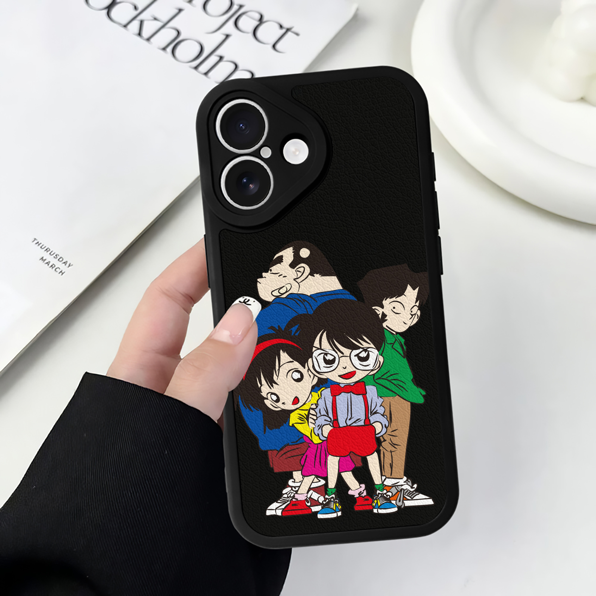 （画像用） 名探偵コナン Detective Conan 【iPhone 16シリーズ対応】シリコンスマホケース（レザー調） 材質：シリコン